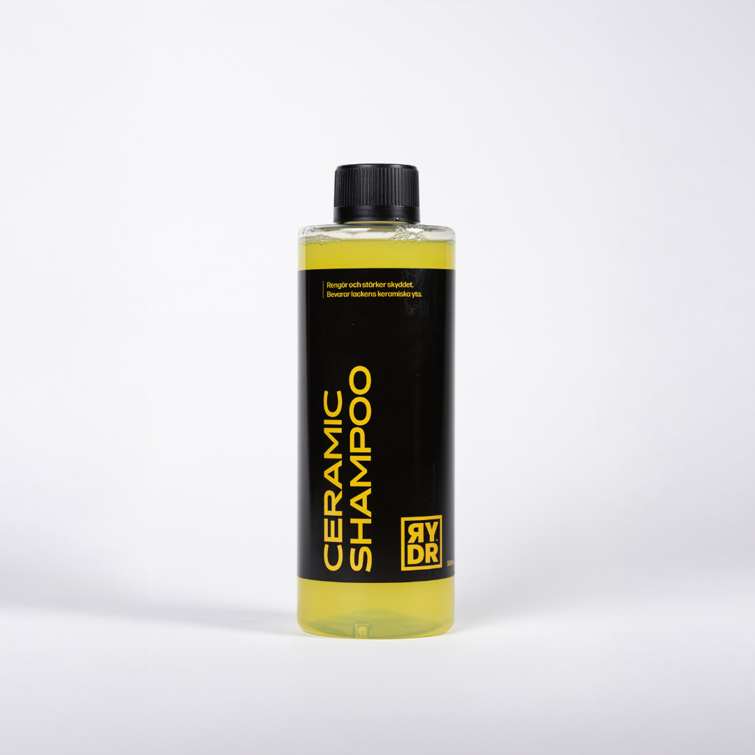 Genomskinlig flaska med gul RYDR Ceramic Shampoo, 500ml.
