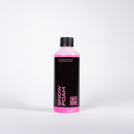 Vit flaska med RYDR rosa Snow Foam, 500ml.
